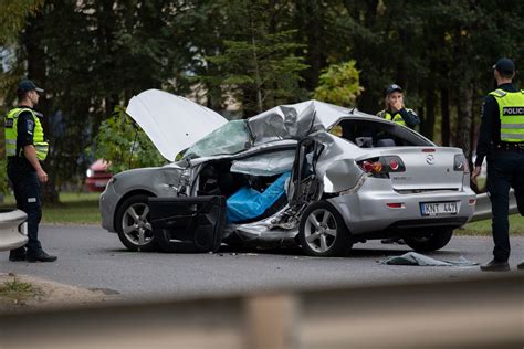Simbolinė iliustracija - automobilis paliekantis avarijos vietą