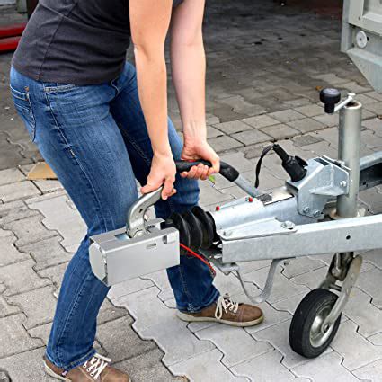 Įrankiai priekabos kablio montavimui