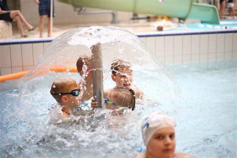 Vaikai plaukimo pamokoje Kaune