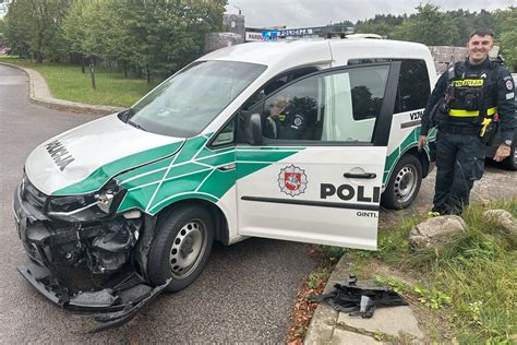 Policijos pareigūnai fiksuoja avariją