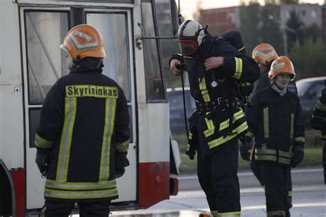 Vilniaus ugniagesiai gelbėja žmogų iš po troleibuso