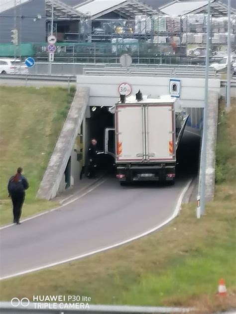 Sunkvežimis su migrantais Kanalo tunelyje