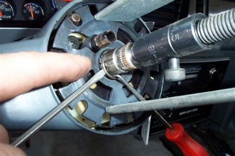 Simptomai, rodantys vairo kolonėlės gedimą