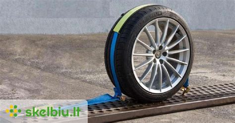 Automobilio ratlankio tvirtinimo sistema su stebulės iškyša