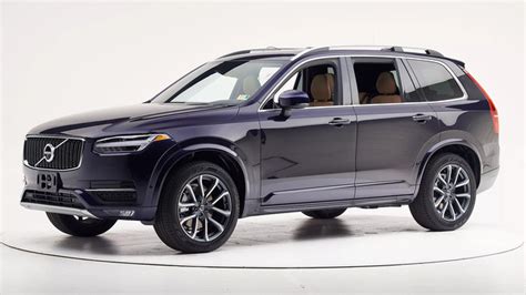 Infografika apie variklių tipus ir tepalų talpą Volvo XC90