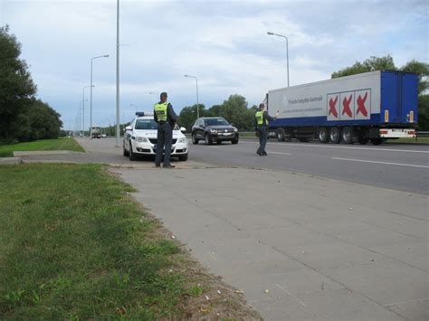 Nuotrauka: policijos pareigūnai tikrina saugos diržų naudojimą autobuse