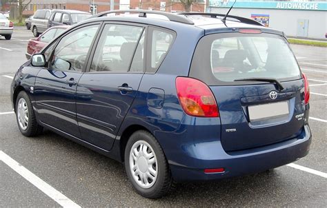 Toyota Corolla Verso su sumontuotu priekabos kabliu