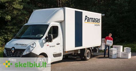 Automobilis su kurjerio maišeliu pristatantis siuntinį