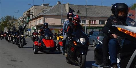 Motociklų kolona kelionėje