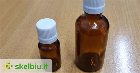 Pesticidų buteliukai su etiketėmis