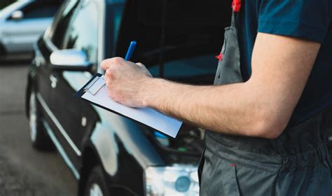 Specialistas apžiūri automobilio variklį ir važiuoklę