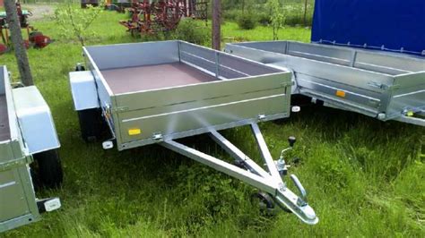 Simbolinis vaizdas automobilio su priekaba ir elektros jungtimi