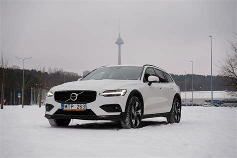 Volvo V60 automobilio nuotrauka su vasarinėmis padangomis
