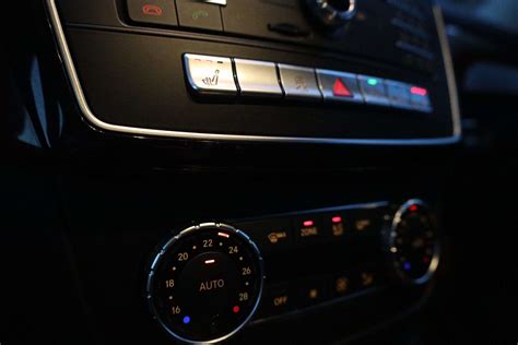 Nuotrauka su skirtingais Mercedes parktronik valdymo blokeliais