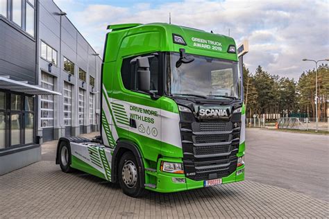 Scania vilkikas lenktynių trasoje