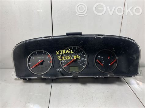 Nissan X-Trail prietaisų skydelis su įspėjamąja lempute