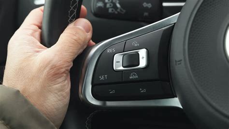 Infografika, iliustruojanti elektroninės droselinės sklendės integraciją su kitomis automobilio sistemomis (ABS, Cruise Control, Traction Control)