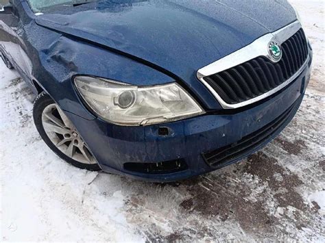 Skoda Octavia kėbulo nuotrauka su akcentu ant galimos korozijos vietų