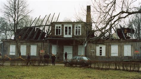 Išdegęs namas po gaisro