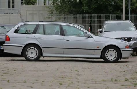 BMW E39 automobilis su R16 ratlankiais