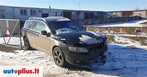 Vyras, dirbantis su automobilių dalimis autoservise