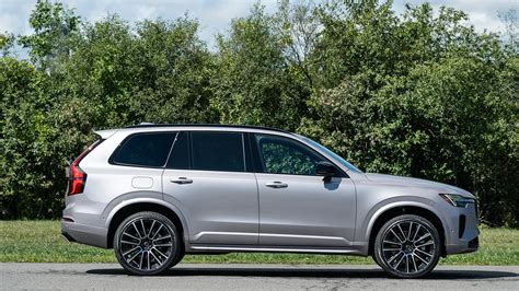 Volvo XC90 su sumontuotais šoniniais slenksčiais