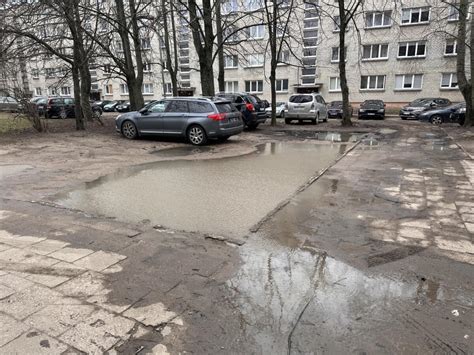 Vejoje įrengtos parkavimo vietos su grotelėmis