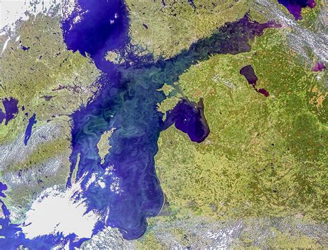 Nuotrauka, vaizduojanti aiškų regimąjį horizontą jūroje