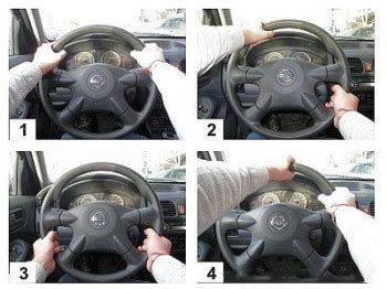 Vairuotojo rankos ant vairo