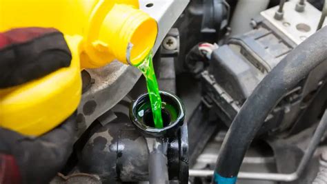 Aušinimo skysčio nuotėkio pavyzdys po automobiliu