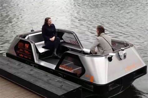 Autonominė valtis Roboat plaukia Amsterdamo kanalu