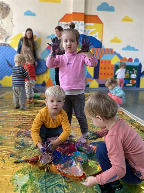 vaikai kuria paveikslus naudodami skutimosi putas ir dažus