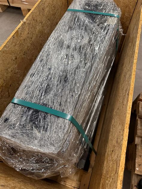 Sandėlis su naudotomis traktorių variklių dalimis