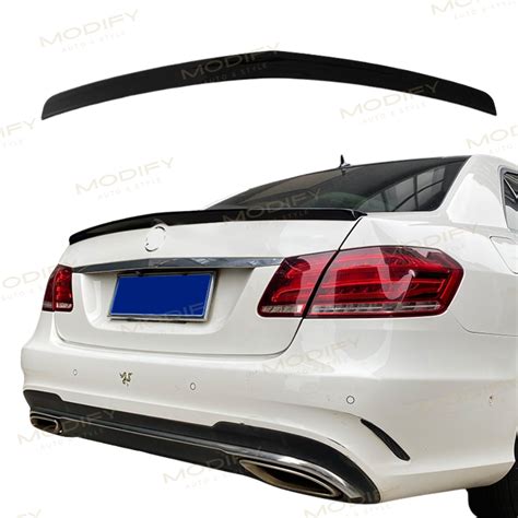 Galinis spoileris ant Mercedes-Benz automobilio