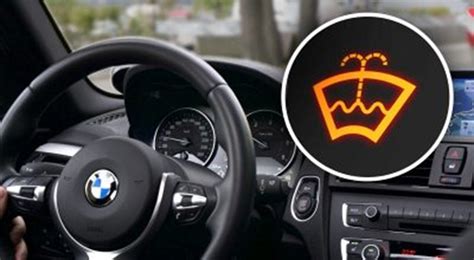 Simbolis: automobilio kontūras su rodyklėmis ir radaro spinduliais