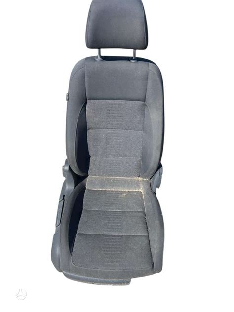 Simbolis: sėdinčio keleivio siluetas su pripūsta oro pagalve priešais