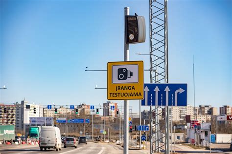 Nuotrauka su greičio matuokliu kelyje