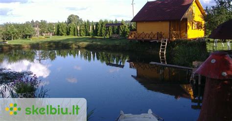 Gražus gamtovaizdis su sodyba prie vandens