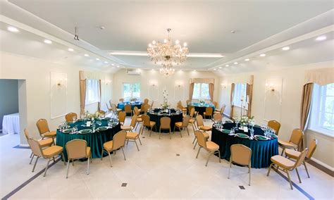 Erdvi pokylių salė su vaizdu į gamtą