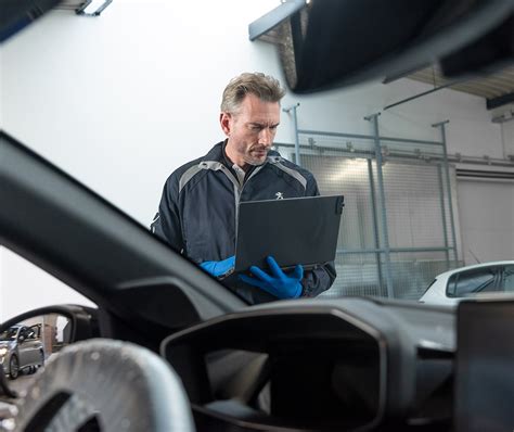 Nuotrauka su automobilių techninės priežiūros ir remonto atliekomis