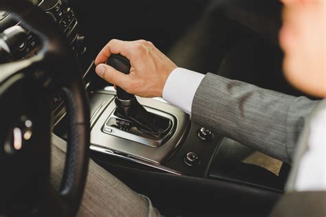 Rankos, taisančios automobilio vairo mechanizmą