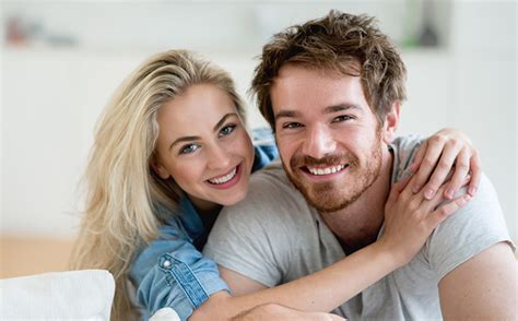 Vyras ir moteris kirpykloje