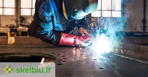 Suvirintojas, dirbantis su metalo konstrukcijomis