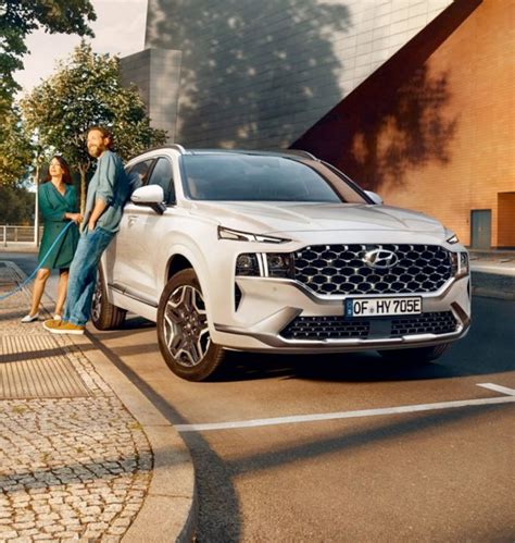 sankirtos sankryžoje Nissan ir Hyundai automobiliai
