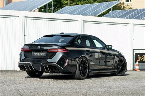 Nuotrauka su įvairiais BMW automobilių modeliais