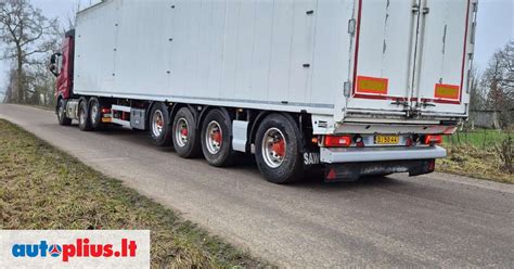 Nuotrauka puspriekabės su slankiojančiomis grindimis pakrovimo metu