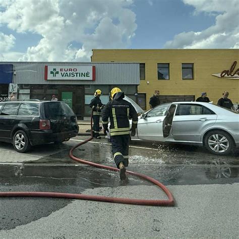 Ugniagesiai gesina automobilį