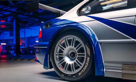 BMW M3 automobilis su įvairiais ratlankiais