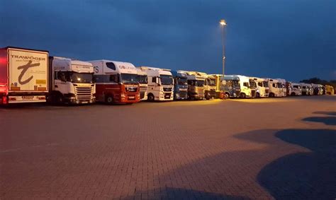 Sunkvežimių stovėjimo aikštelė su plovyklos ženklu