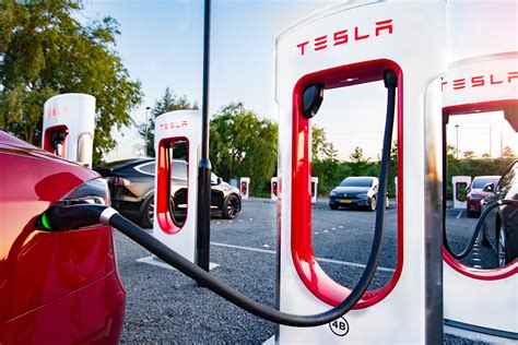 Tesla Model S ir Supercharger stotelė